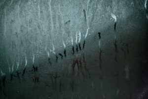 窓ガラス交換の適切な時期の目安はいつですか？